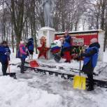 В Кореневском районе волонтеры расчистили снег на территории памятных мест