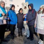 В Прокопьевске молодогвардейцы раздали юным пешеходам светоотражающие браслеты