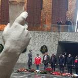 «Единая Россия» почтила память героев Сталинградской битвы