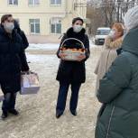 Медики одной из «красных зон» Екатеринбурга получили подарки в День женщины-врача