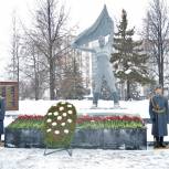 В День защитника Отечества к Монументу боевой и трудовой славы в Ижевске возложили цветы