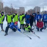 Депутаты и члены Молодежного парламента Ижевска сыграли в хоккей на валенках ребятами из Ижевской воспитательной колонии