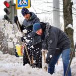 Ярославские активисты партии и молодогвардейцы очистили от снега территорию у больницы