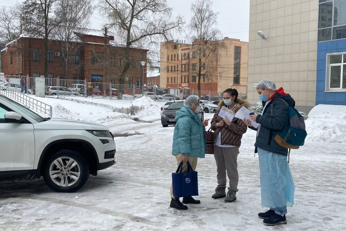 Автоволонтеры помогают врачам посещать пациентов на дому