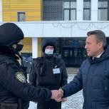 Анатолий Выборный проверил организацию работы охраны в московских школах