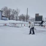 В Стерлитамакском районе партийцы убрали снег на территории памятников