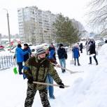 В Уфе в акции «Уберем снег вместе!» приняли участие более 300 человек