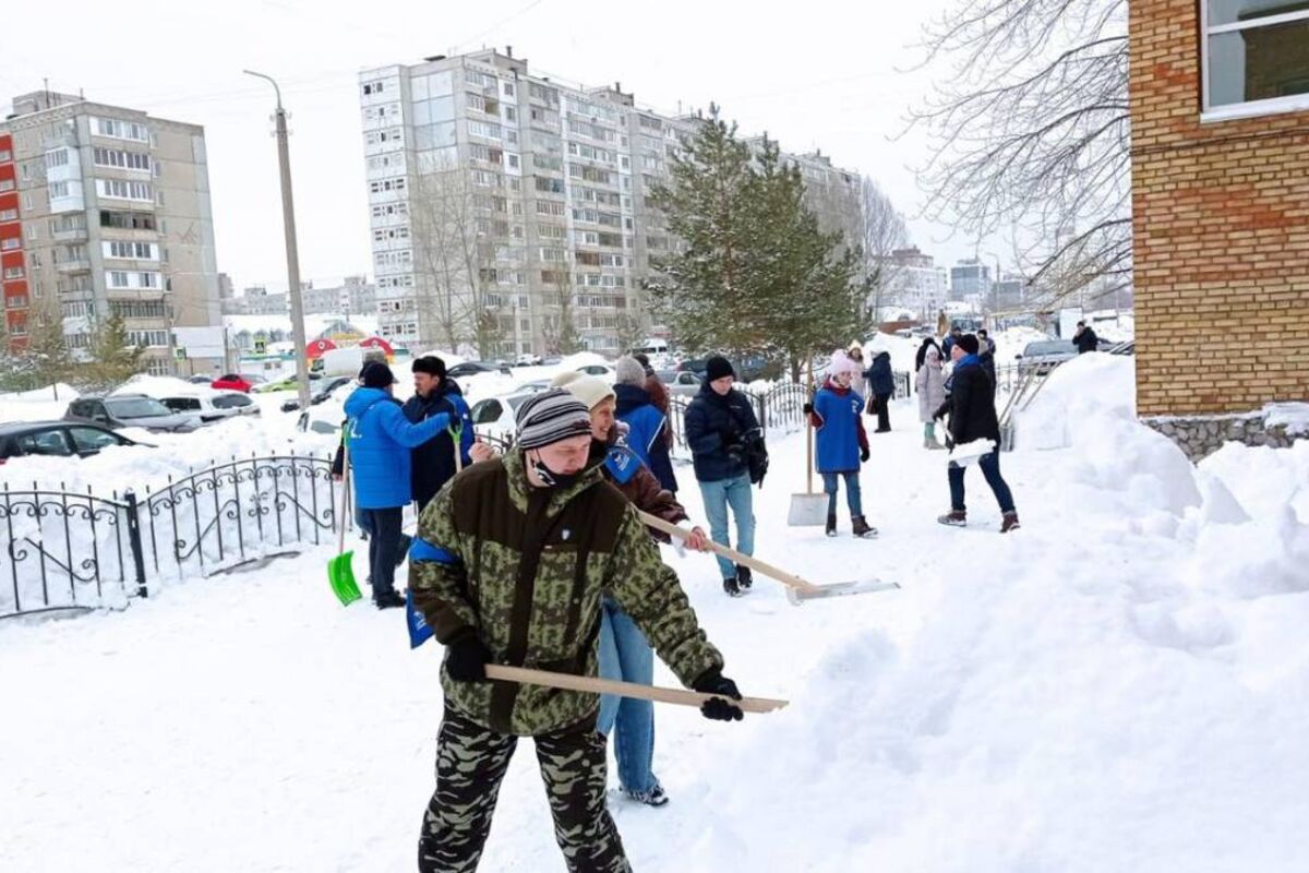 В Уфе в акции «Уберем снег вместе!» приняли участие более 300 человек