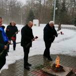 Единороссы возложили цветы к Мемориалу Павших в парке «Солянка»