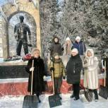 Активисты «Единой России» очистили от снега мемориал в Ленинске-Кузнецком