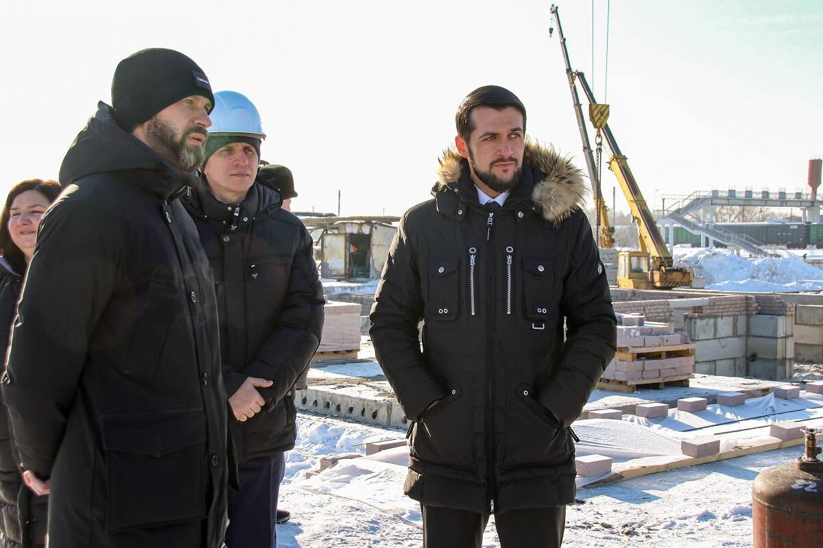 Александр Прокопьев контролирует строительство школы в Боровихе
