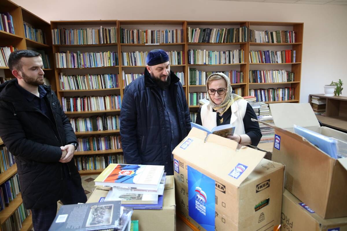 Книжный фонд Чеченской нацбиблиотеки пополнился литературой крымских авторов