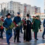 Во Владимире на площади Победы состоялась торжественная церемония возложения цветов к Вечному огню