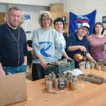 Артемовские партийцы изготавливают окопные свечи для участников СВО