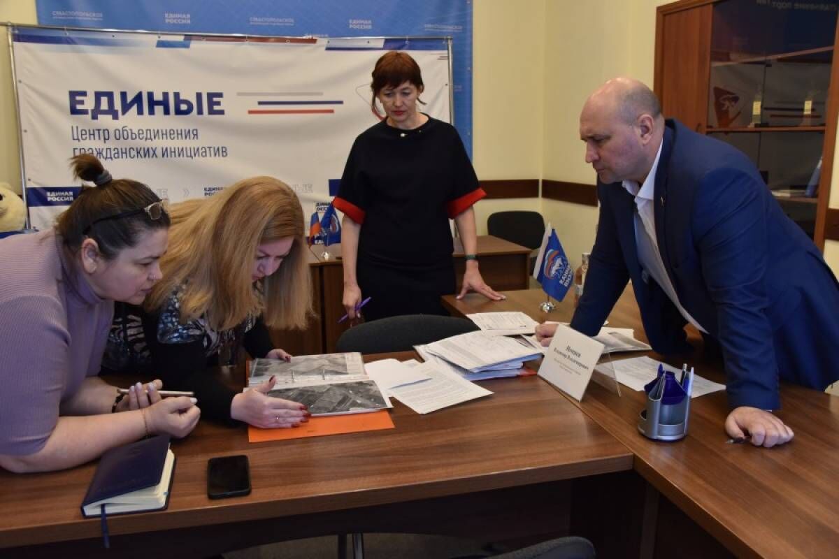 В ходе приема Владимир Немцев обсудил с заявителями вопросы строительства, благоустройства и ремонта дорог
