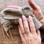 Тюменские «серебряные» волонтеры активно участвуют в акции «Тепло для героя»