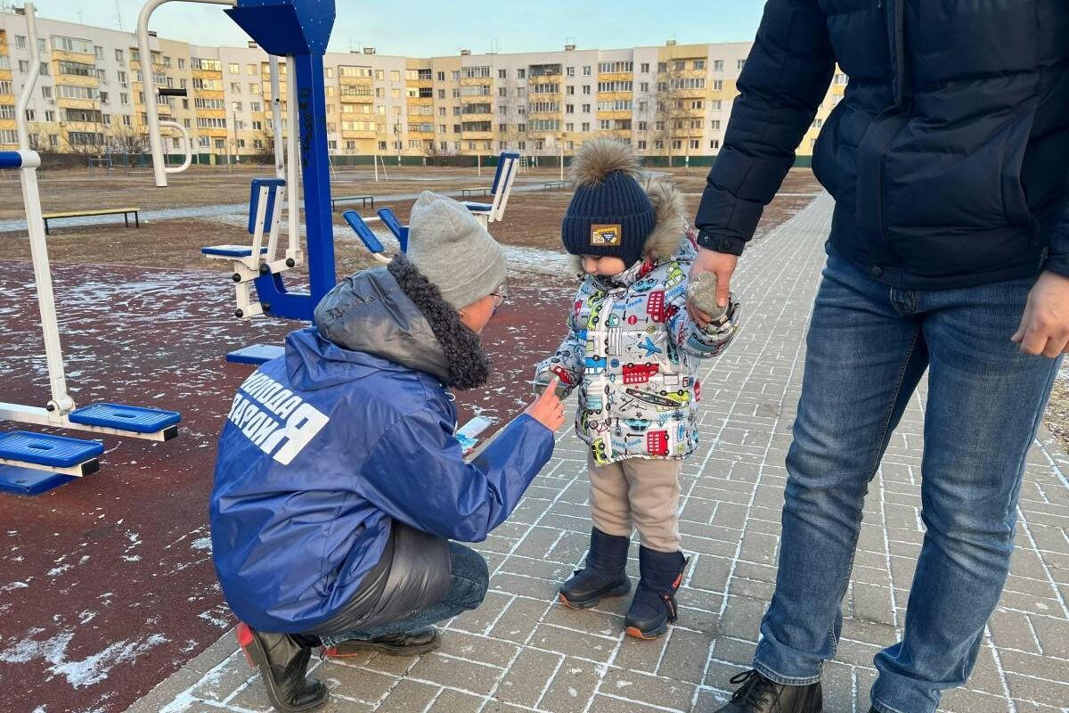 Новооскольские партийцы провели акцию «Стань заметней! Засветись!»