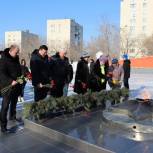 Партийцы возложили цветы к мемориалам памяти воинам, погибшим в горячих точках