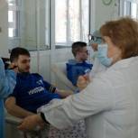 Более 90 литров донорской крови сдали активисты «Молодой Гвардии Единой России» и Волонтёрской Роты» в больницах ЛДНР