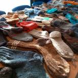 «Тепло для Героя»: надымские рукодельницы связали 72 пары носков для участников СВО