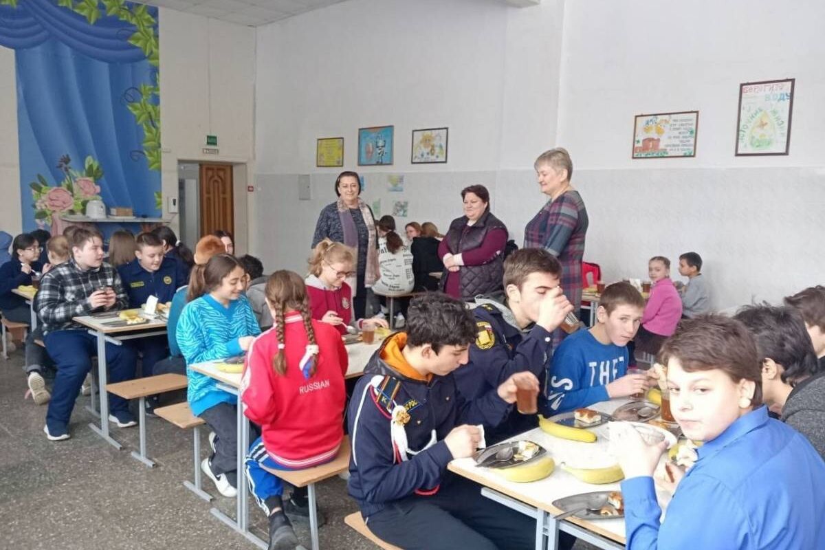 Новооскольские партийцы проверили качество питания в Тростенецкой школе