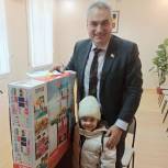 Депутат Виктор Халын порадовал детей из Волгодонска и Морозовска новогодними подарками