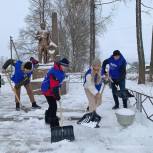 В Смоленской области единороссы очистили от снега мемориалы защитникам Отечества
