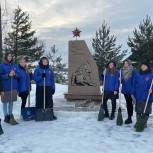 В Марий Эл активисты «Молодой Гвардии Единой России» расчистили от снега памятный мемориал