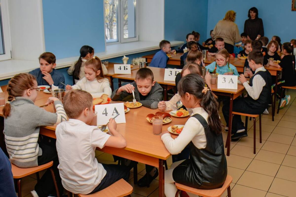 Школа автономии. Школьная столовка. Еда в школе в России. Дети в школьной столовой. Репортаж о школьной столовой детский.