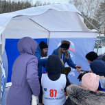 В Новоторъяльском районе «Единая Россия» угостила горячим чаем участников «Лыжни России-2023»