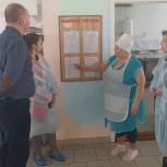 Разнообразие блюд и полнота порций: единороссы оценили качество горячего питания в школах Усть-Донецкого района