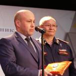 Росгвардия передала секретарю Азовского отделения «Единой России» найденную медаль «За отвагу»