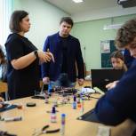 Сергей Боярский посетил образовательный комплекс «ЛабораториУм», созданный в 89-й школе при его участии