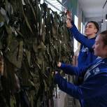 Пензенские молодогвардейцы плетут маскировочные сети для военнослужащих