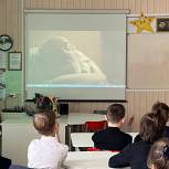 Чеховские партийцы организовали показ воспитательного фильма для школьников