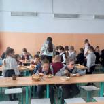 Единороссы провели мониторинг обеспечения школьников горячим питанием