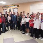 В Осинниках Кемеровской области «Единая Россия» открыла стенд памяти героя Великой Отечественной войны