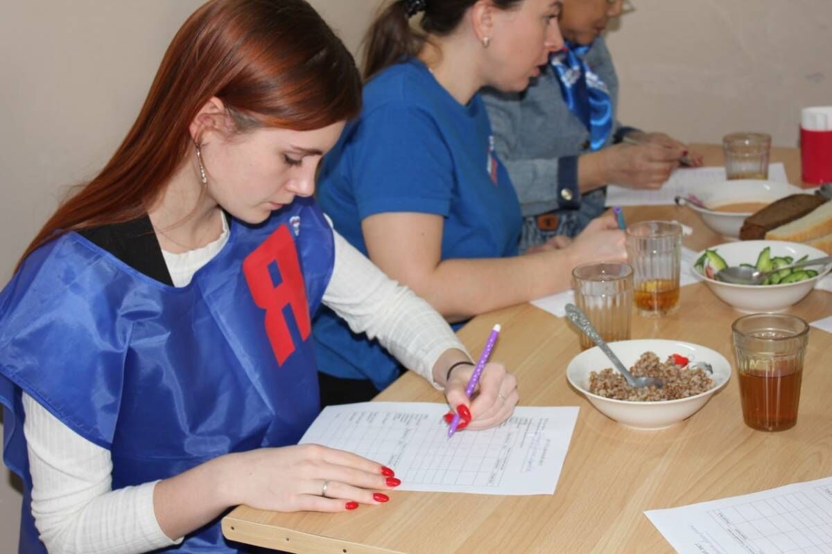 Холмские школьники обеспечены здоровым питанием