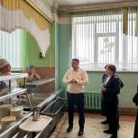 Евгений Ковалев провел мониторинг питания учащихся в школах Октябрьского района