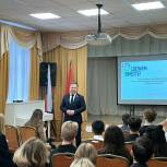 Депутаты-единороссы провели патриотические уроки для петербургских школьников и рассказали о путевках в «Артек» для самых активных