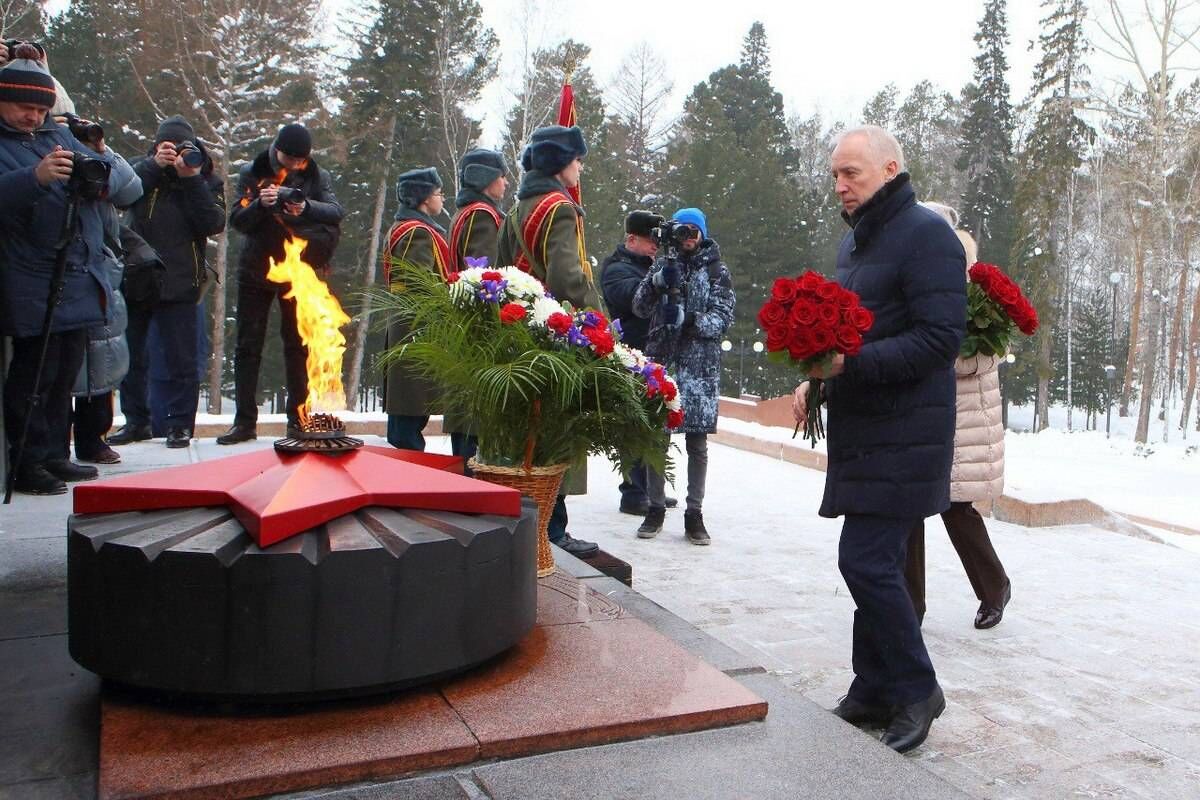 Губернатор Томской области возложил цветы к мемориалу боевой и трудовой  славы томичей | 22.02.2023 | Томск - БезФормата