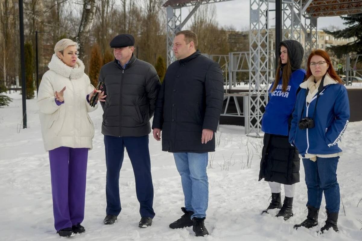 «Единая Россия» проверила ход работ по благоустройству территории, прилегающей к КДЦ «Металлург»