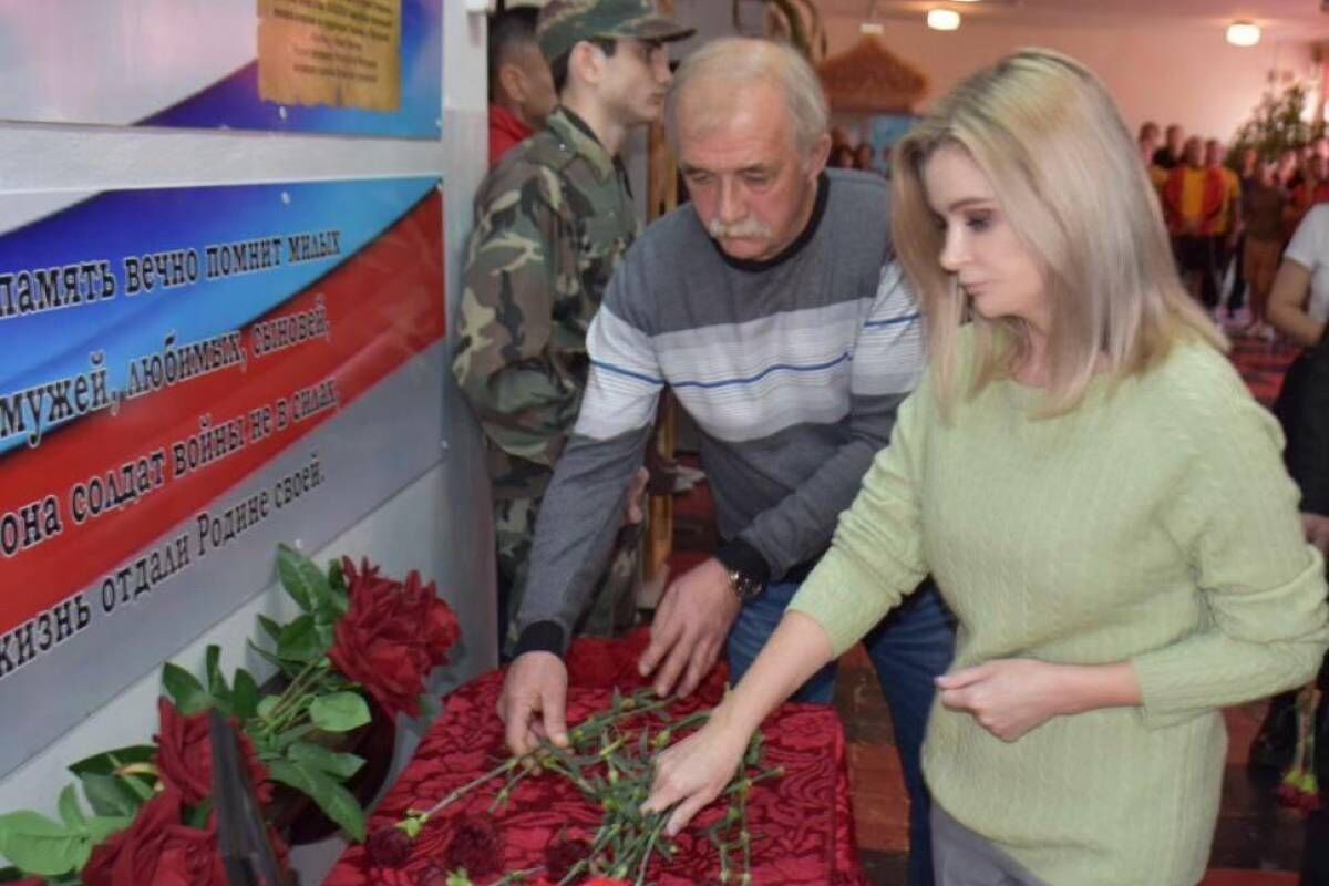 Зрелая женщина Елена показывает гинекологу свою волосатую пизду