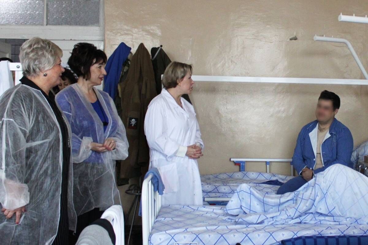 «Единая Россия» поздравила с праздником участников СВО, находящихся в Гатчинском госпитале