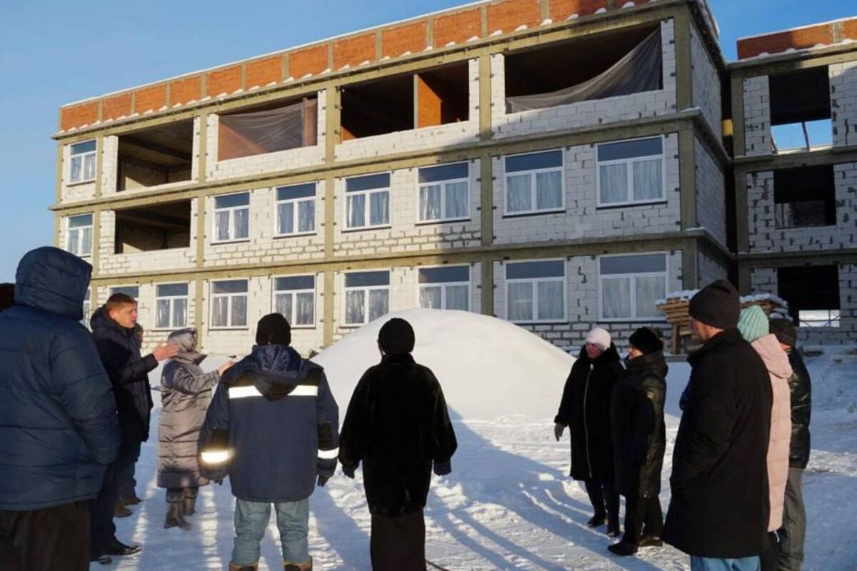 Антон Красноштанов в рамках партийного десанта «Единой России» проверил ход строительства школы и амбулатории в селе Тихоновка Боханского района