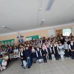 В школах Ленинградской области появились парты героев