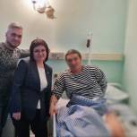 Депутат ГД Елена Евтюхова передала письма раненым бойцам от учеников островного села Айон