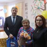 Координатор партийного проекта «Старшее поколение», председатель Нарьян-Марского горсовета Юрий Суський поздравил с 90-летием Анну Кондратьевну Вокуеву.