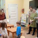 Сторонники «Единой России» Василеостровского района подарили воспитанникам детского центра книги и раскраски