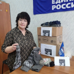 Единороссы вяжут теплые вещи для участников СВО